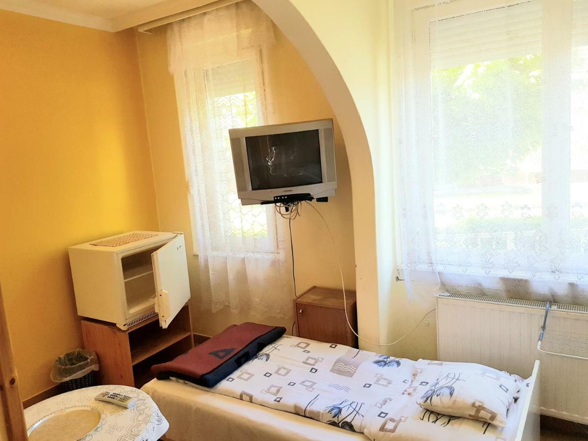 Hôtel Deak Vendeghaz Apartman à Hajdúszoboszló Extérieur photo
